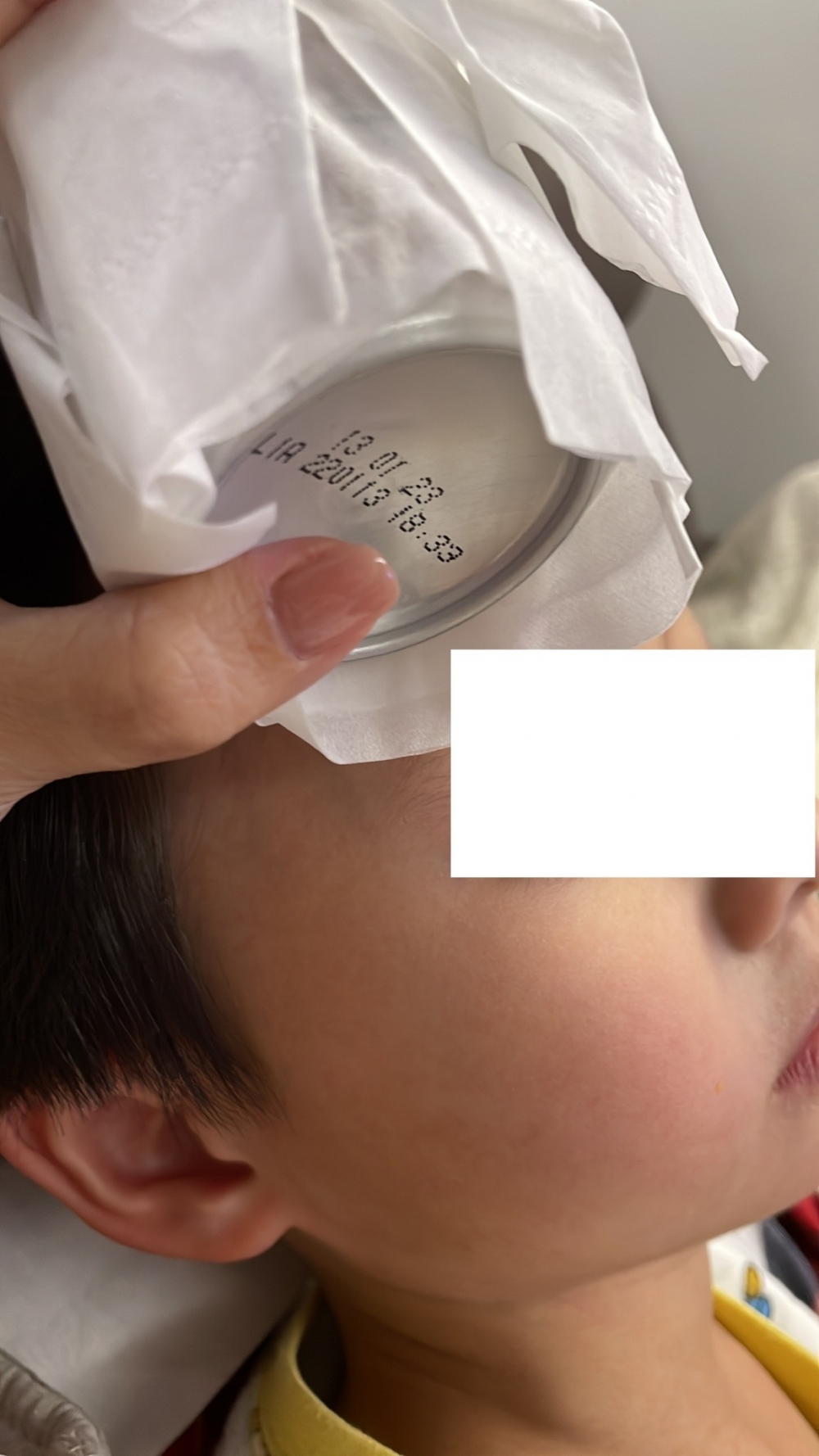 兒子被少年用水樽打頭受傷。