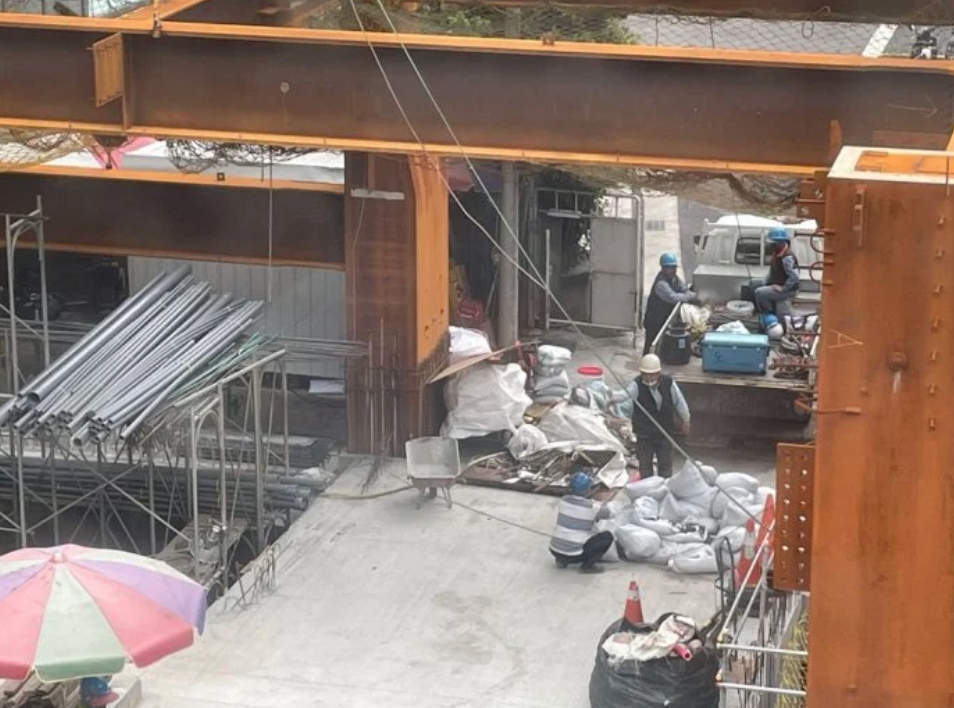 親戚的取笑並沒有令女生感到自卑,她反而覺得屬於勞動階層的父親很值得她尊重。