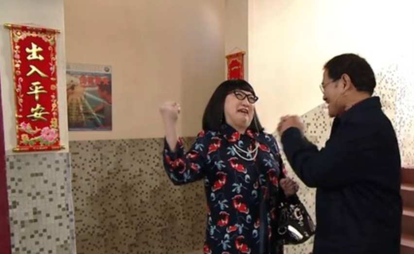 奶奶跟親戚總會在老公不在家時,跑到她家搞一場「大龍鳳」。