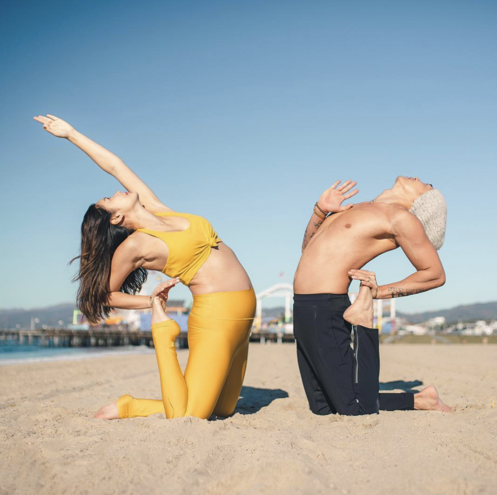 同樣熱愛運動的兩夫妻，不時一齊做瑜伽放鬆身心靈。