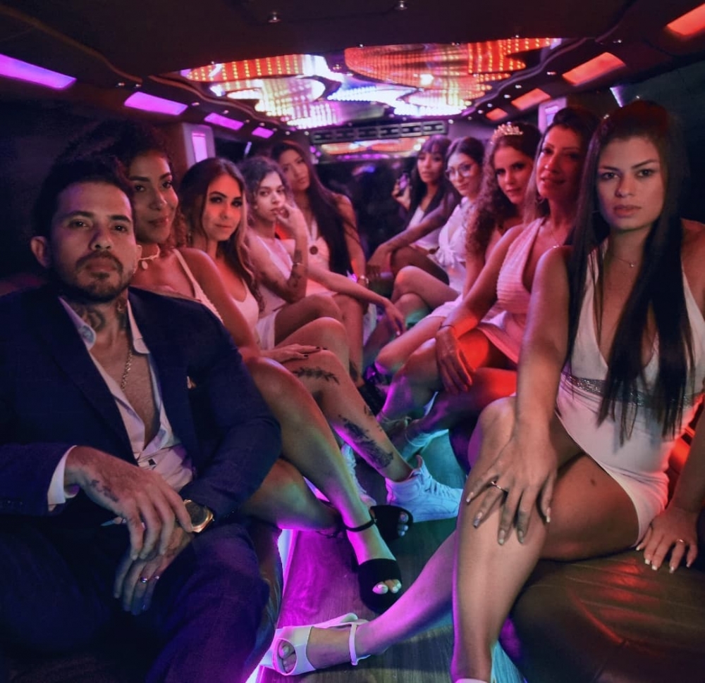 巴西男模Arthur在2021年同時迎娶9位太太。