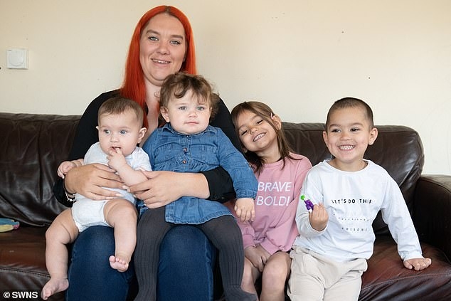 哥哥姊姊平時很樂意照顧小巨人弟弟。