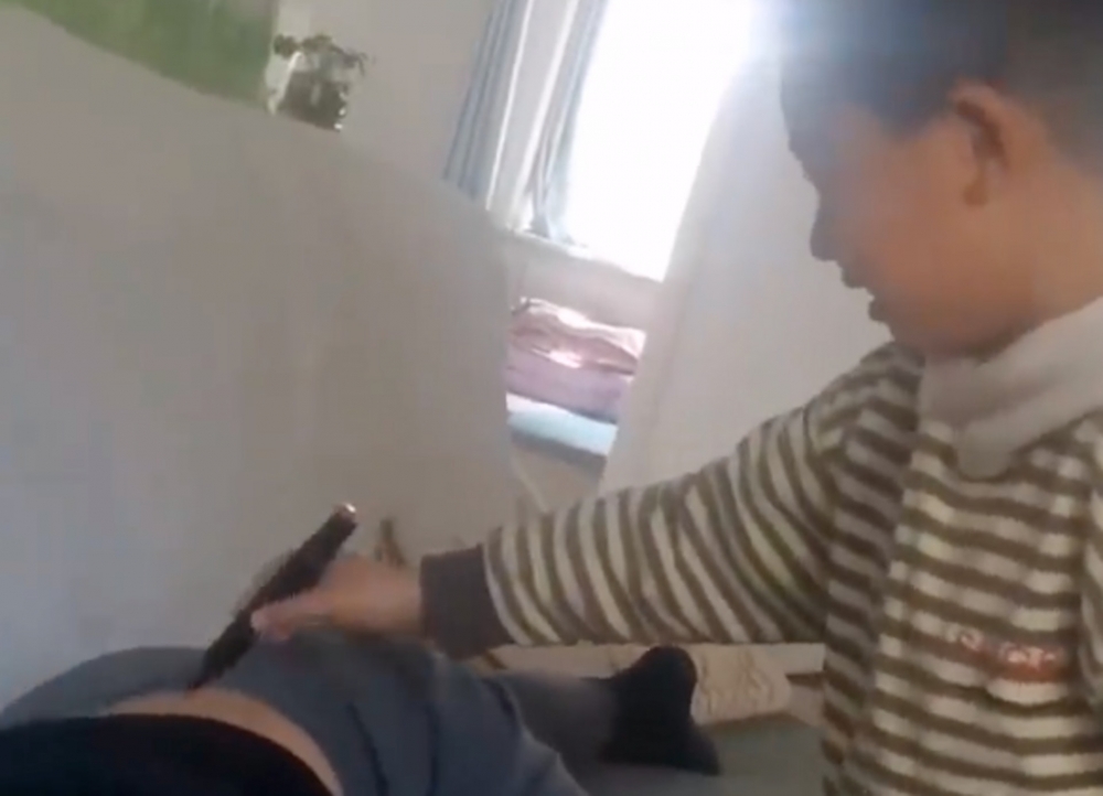 放任老公被孩子「玩」。