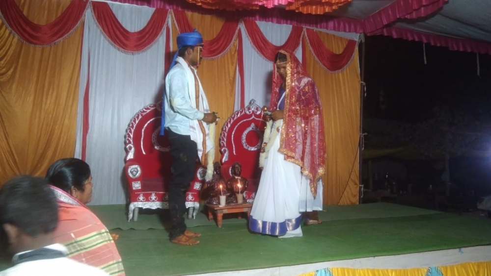 新娘因新郎遲到，嫁給了現場的賓客。