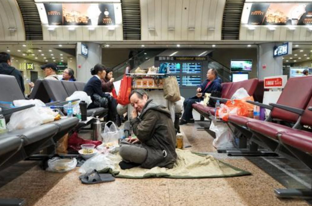 魏建國雖然沒有工作,但就每月有人民幣1千元的失業補助金作固定收入。