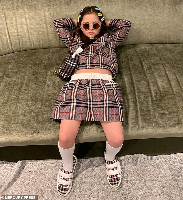 Roni成為模特兒後越發自信。