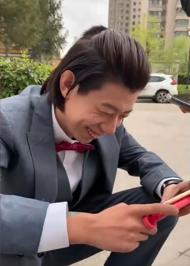 新郎眼白白看著新娘出嫁。