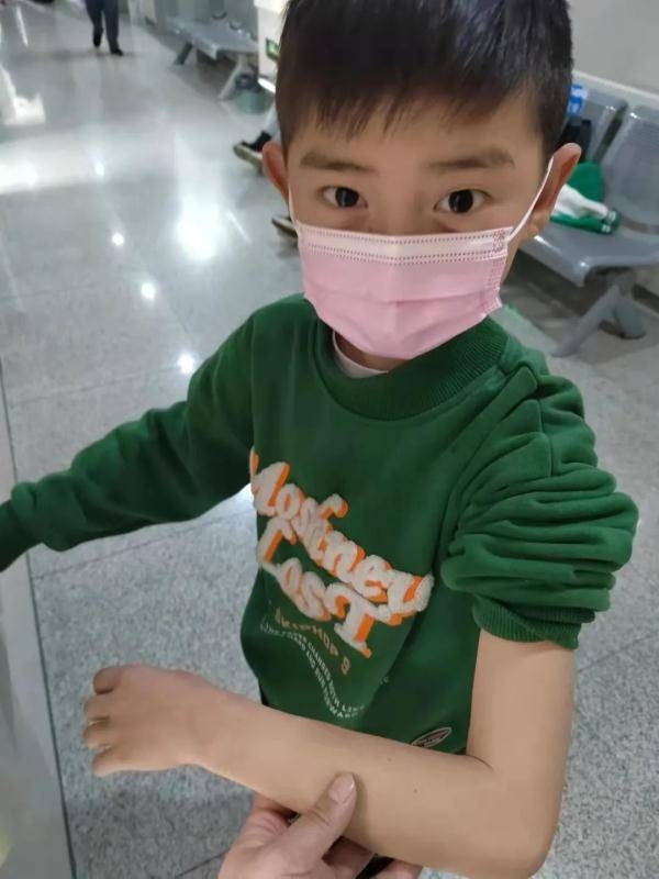 10歲男童為了救白血病媽媽，被抽血也不喊疼。