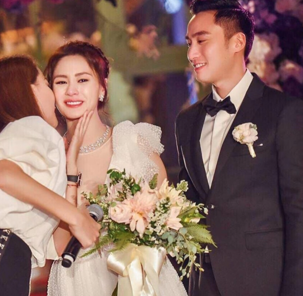 現年41歲的鍾欣潼(阿嬌)在2018年跟相戀不久的賴弘國結婚。