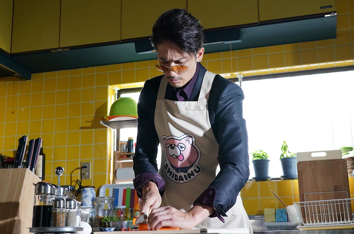 老公抱怨自己包攬家務，老婆什麼都不會做。