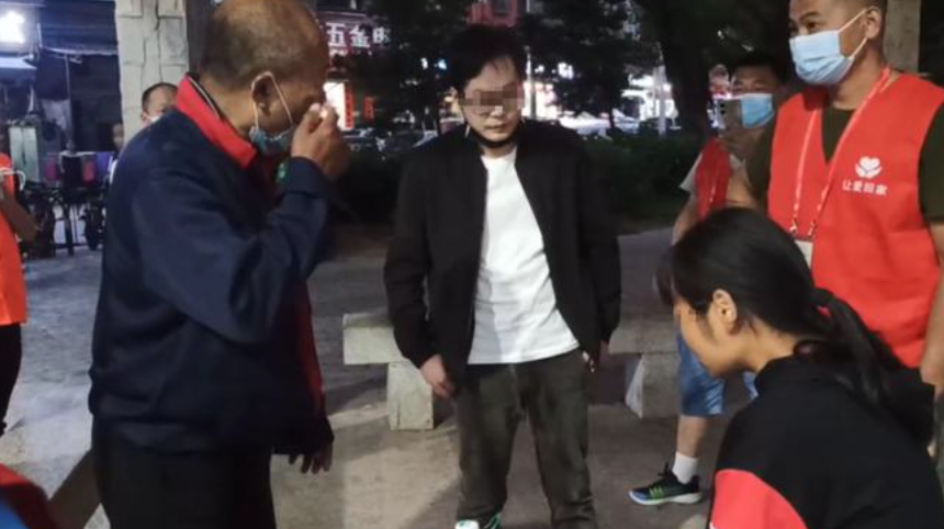 眼見大婚日子漸漸逼近,無法接受父母強行安排婚事的女子就決定離家出走。