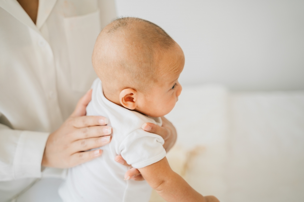 可以抱起寶寶打直以掃風姿態坐在你的大腿，輕輕幫寶寶掃風紓緩情況。