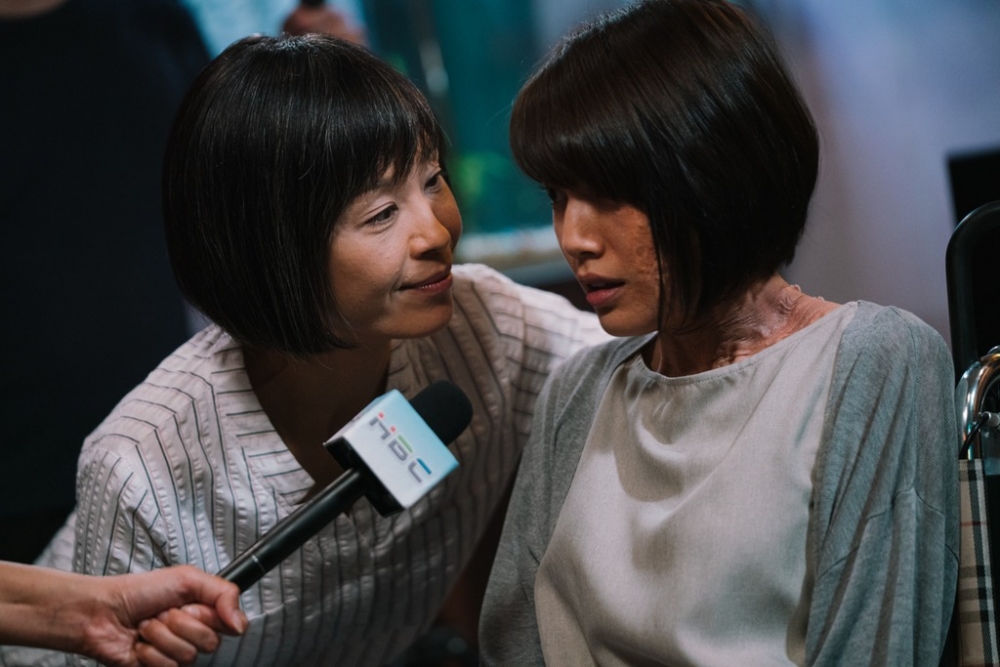 母親芬姐利用女兒悲慘遭遇,塑造母女情深、女兒不良於行假象。