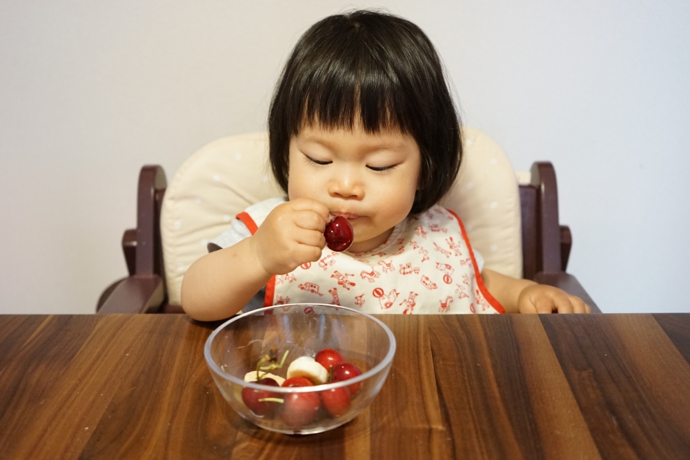 新抱明確表示要等嬰兒6個大才能嘗試固體食物,結果奶奶又偷喂葡萄。