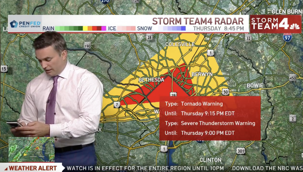 氣象學家Kammerer發現龍捲風王自己住家逼近，不顧直播中，趕快給兒子打電話。