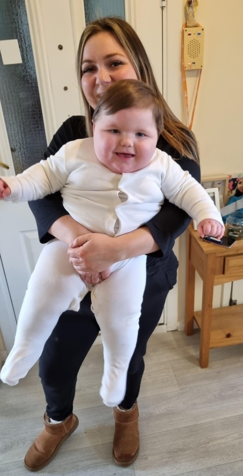 由於一家人住在民房的三樓，沒有電梯可乘搭，Mollie每次帶兒子出門都像免費的魔鬼式鍛鍊。