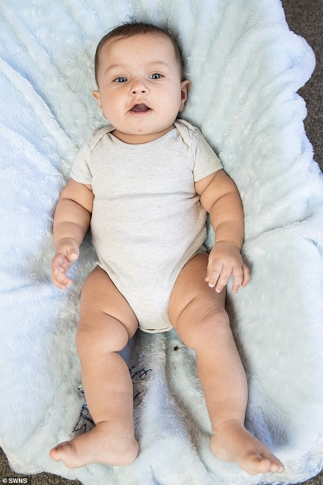 5個月大的Alpha已經吃固體食物。