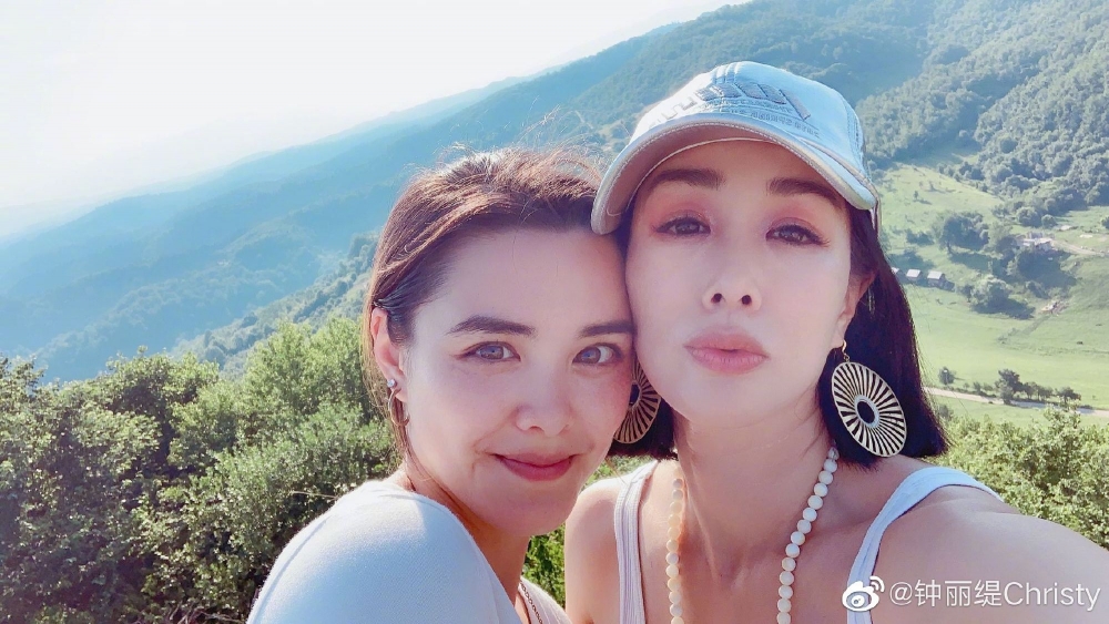 現年51歲的鍾麗緹和23歲長女Yasmine(張敏鈞)合照,狀態依舊保持良好。