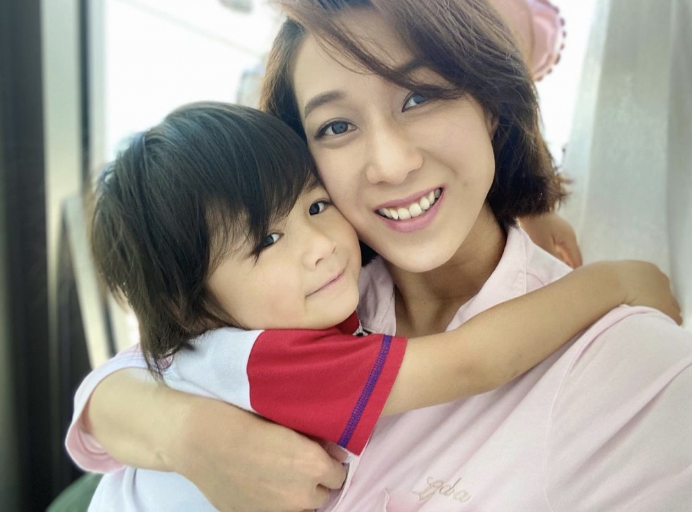 她對於在家分娩的決定感高興。