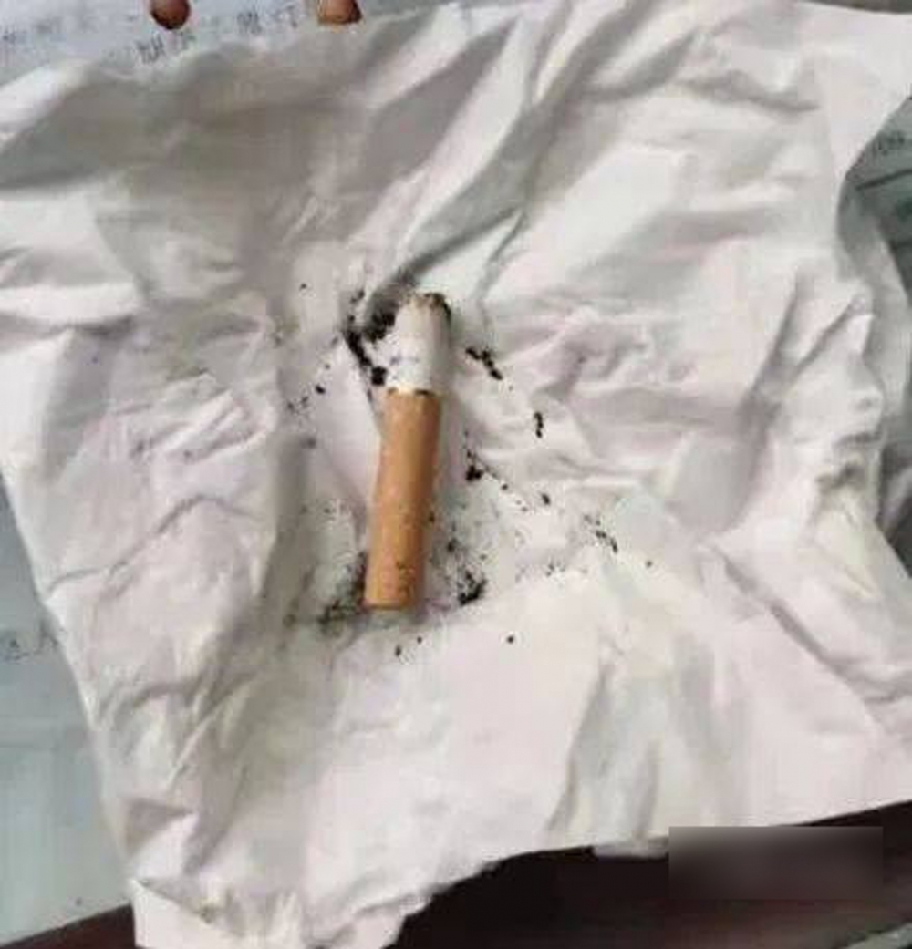 該煙頭掉落時仍在燃燒。