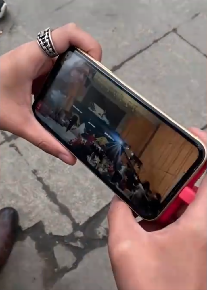 新娘在獨自進行婚禮儀式。