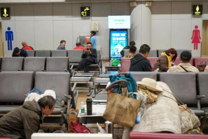 有日難以壓止怒氣的魏建國決定直接離家出走,並跑到機場留宿,一住便是14年。