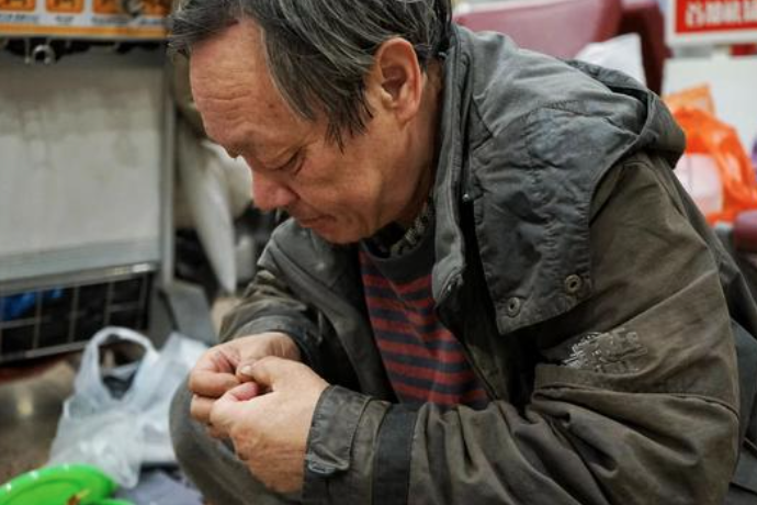 魏建國表示自己情願在機場打地鋪生活,也不想回家受氣。