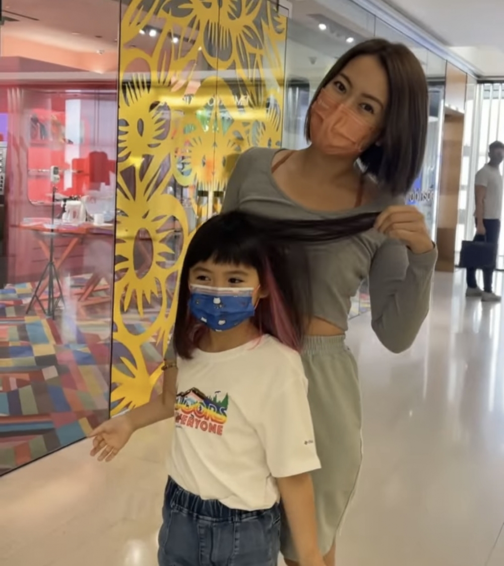 早前梁芷珮再次帶女兒漂染頭髮。