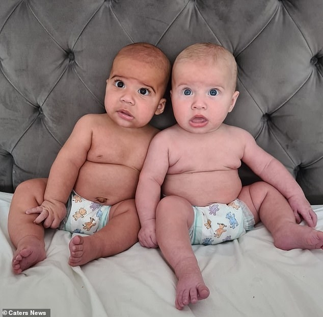 Cole 則與爸爸比較似樣，他擁有深色皮膚、棕色眼睛及一頭棕色直髮。