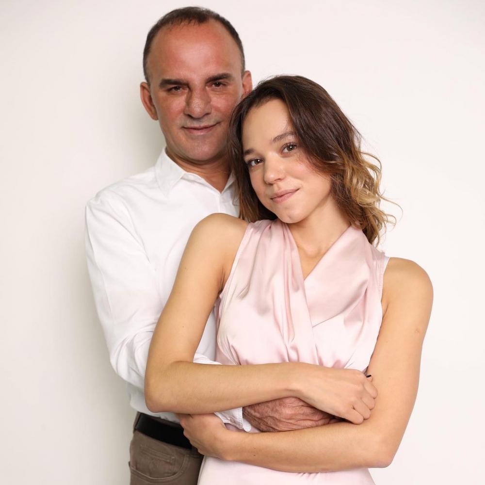 Galip對妻子一見鍾情，很快便向她求婚成功。