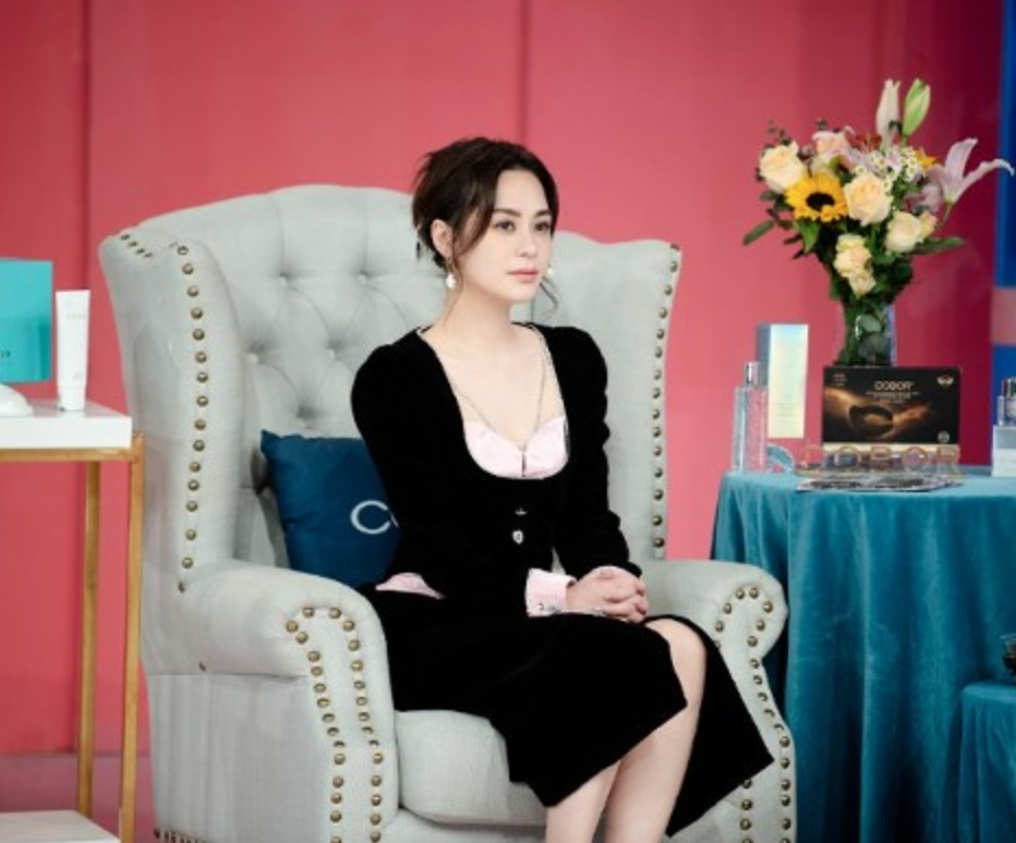 鍾欣潼日前在內地節目《辣媽學院》大談現時的愛情觀,並講起自己當年離婚的原因。