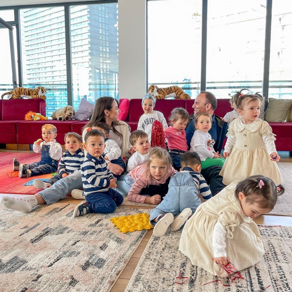 在2020年至2021年期間，他們成功通過代孕，迎來了21個BB！