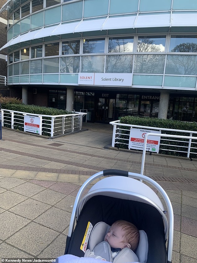 Janine依舊帶BB到學校,也做好被批判的準備。