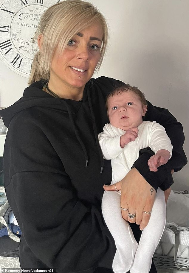 34歲媽媽Janine欲帶新生兒一起到校園上課。