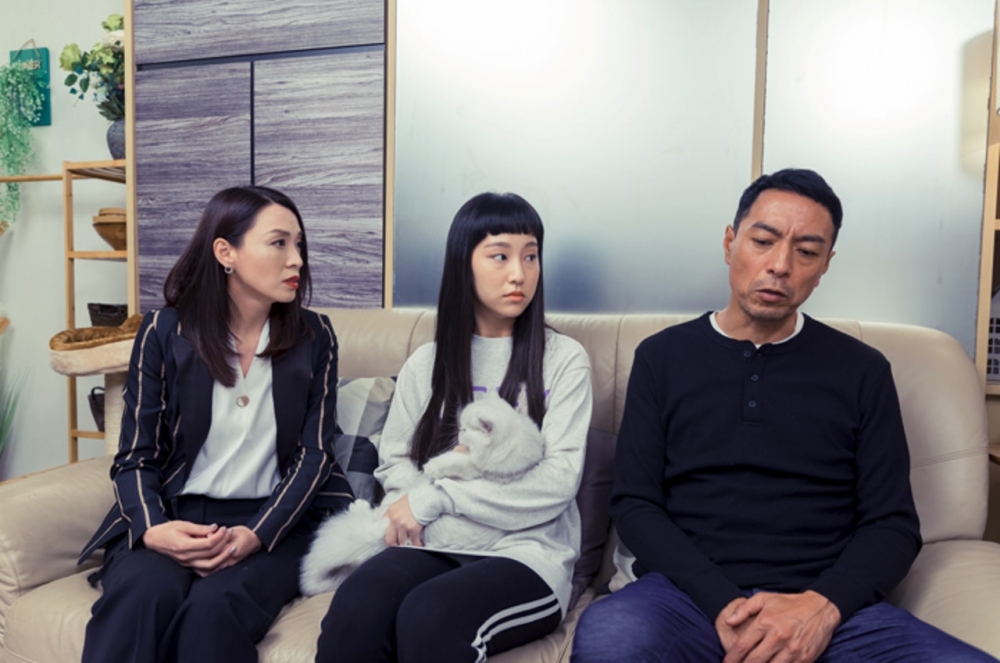 少女問網民意見，該如何做好。