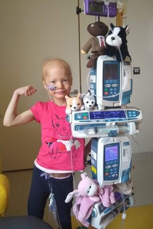 手術後，Indeg接受了5次化療和放射治療。