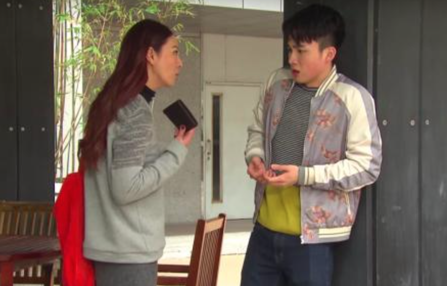 女生以為自己出街時不小心弄丟八達通,擔心會被人盗去的她整日四出尋找兼内心囉囉。