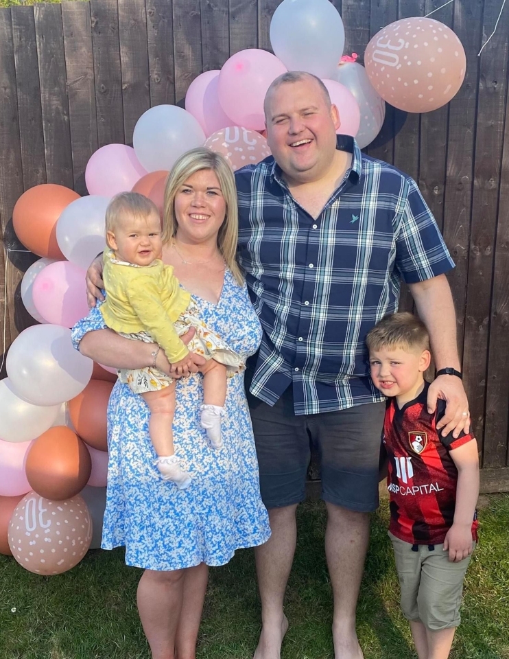 英婦Laura自稱有潔癖強迫症，受不了家裡出現一絲髒亂，因此每天幾乎花費2到5小時進行清潔工作。