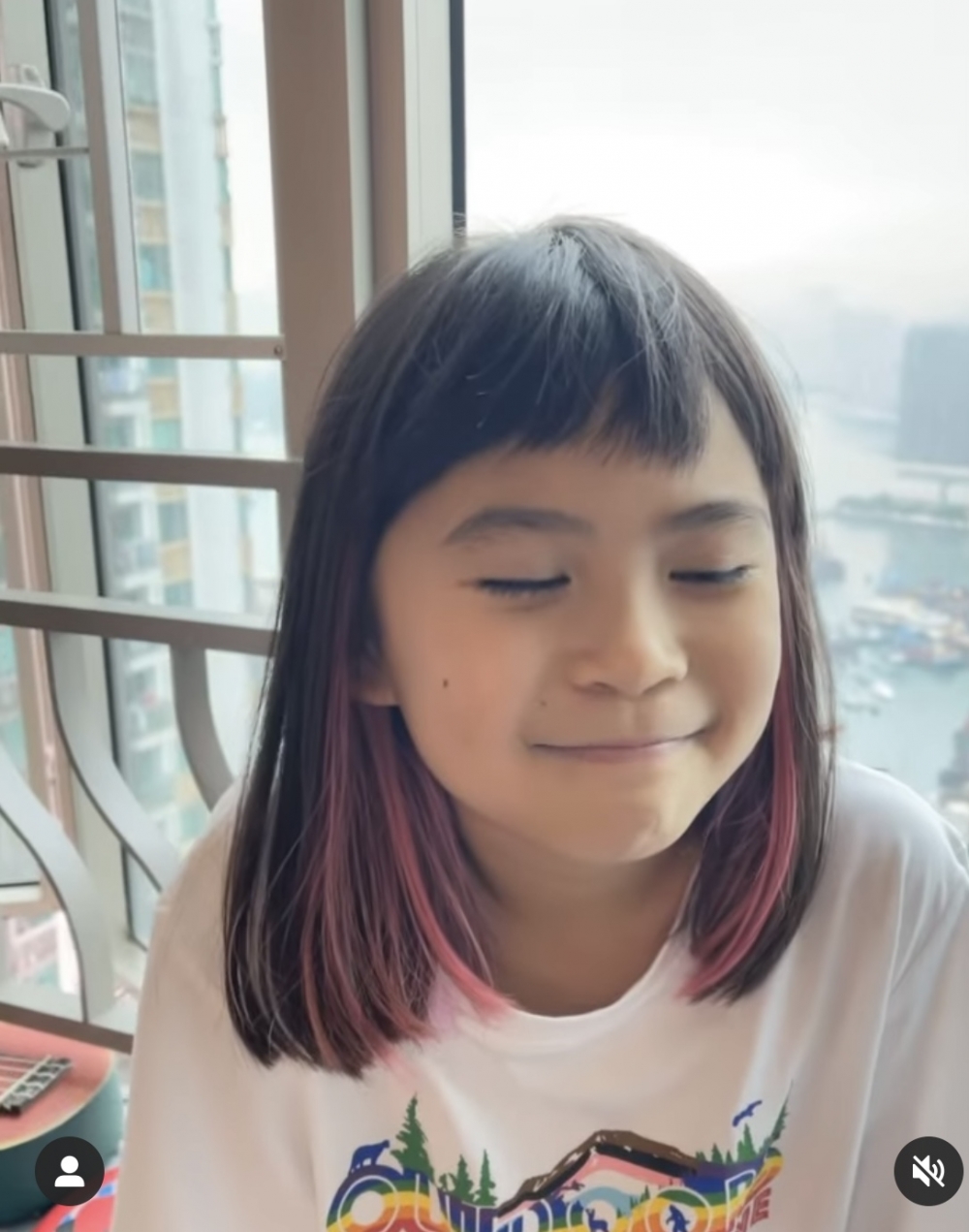 女兒對於新髮型非常滿意。