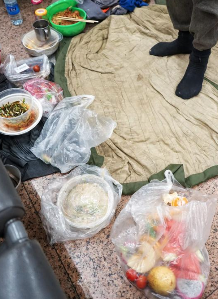 每當錢花光了,他就會在機場吃旅客的二手飯或餐廳丟棄的食物。