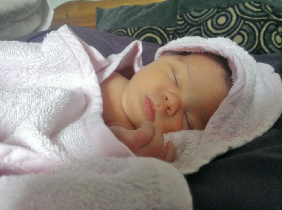 Jade通過剖腹產生下健康的女兒,她第一時間就是看看孩子的樣貌,確認一切正常才讓她鬆了口氣。