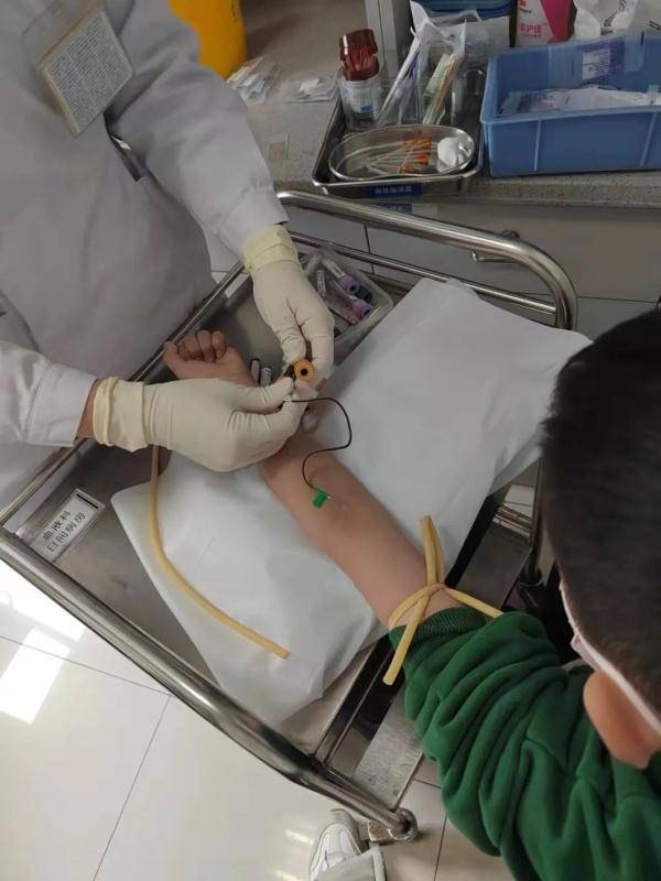 父親指，媽媽患病後兒子懂事了許多，以往身體檢查時都不太配合。