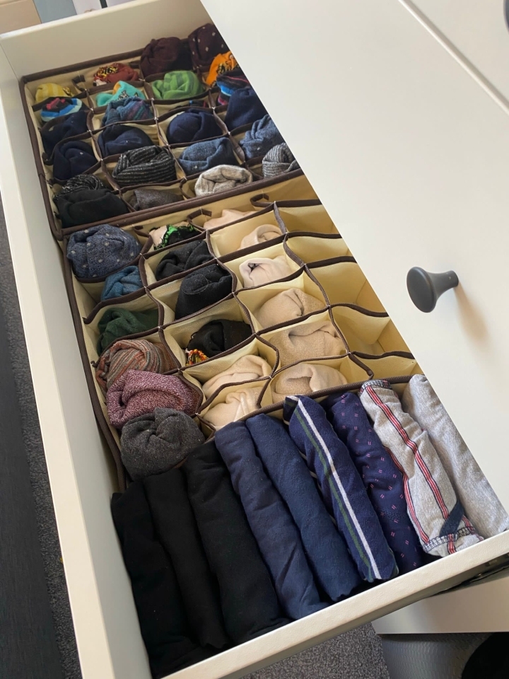 衣服必須根據顏色分類。