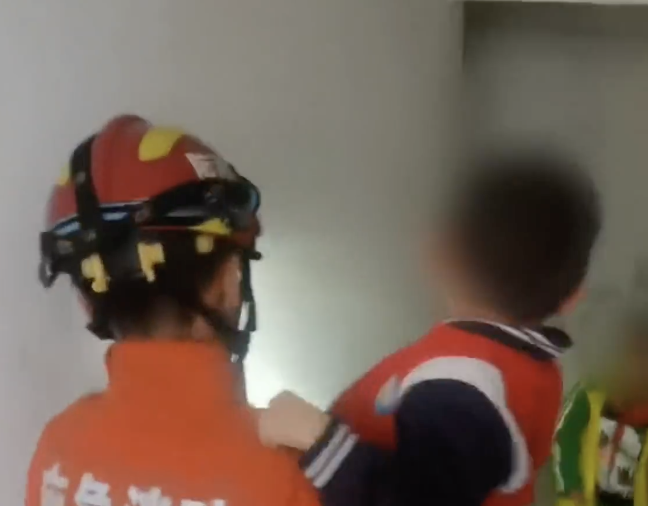 內地新疆日前有一名男童被困故障的升降機，孩子獲救後仍不斷放聲大哭。