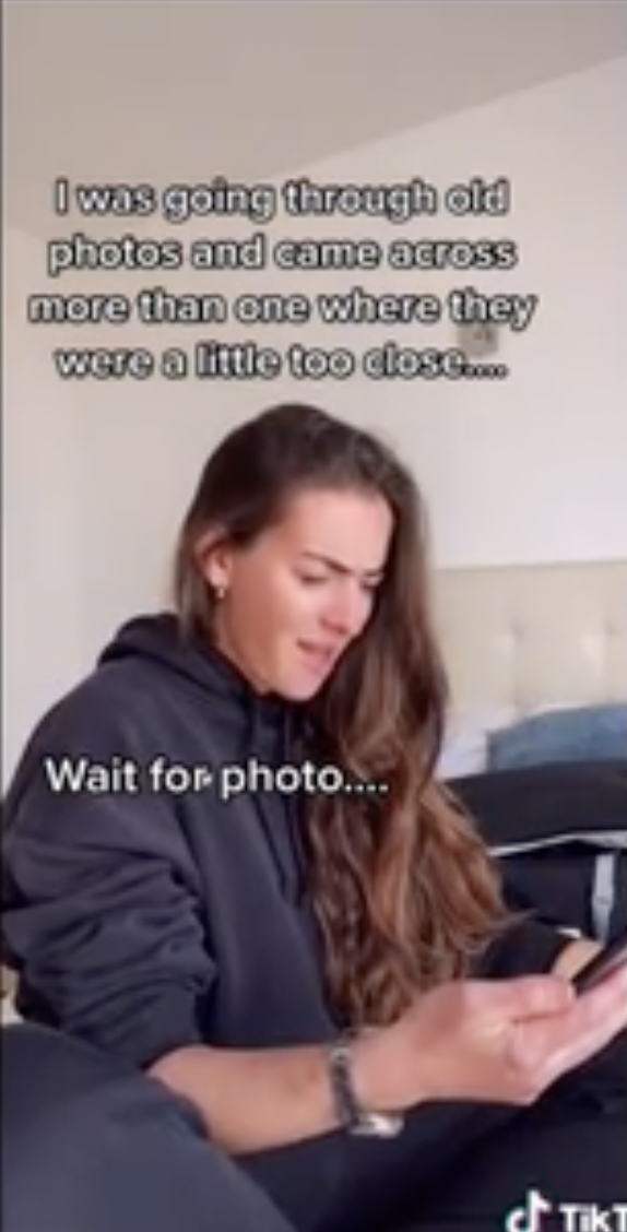 美國2孩媽在翻看舊照時發現有異常。