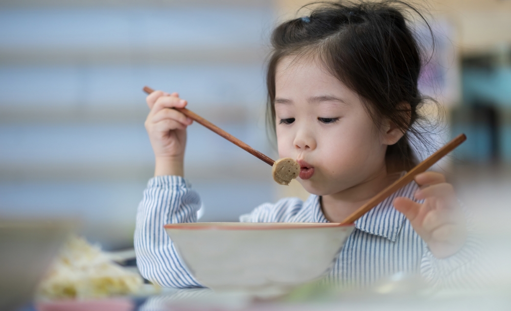 內地一名2歲幼童吃飯時不慎發生意外。