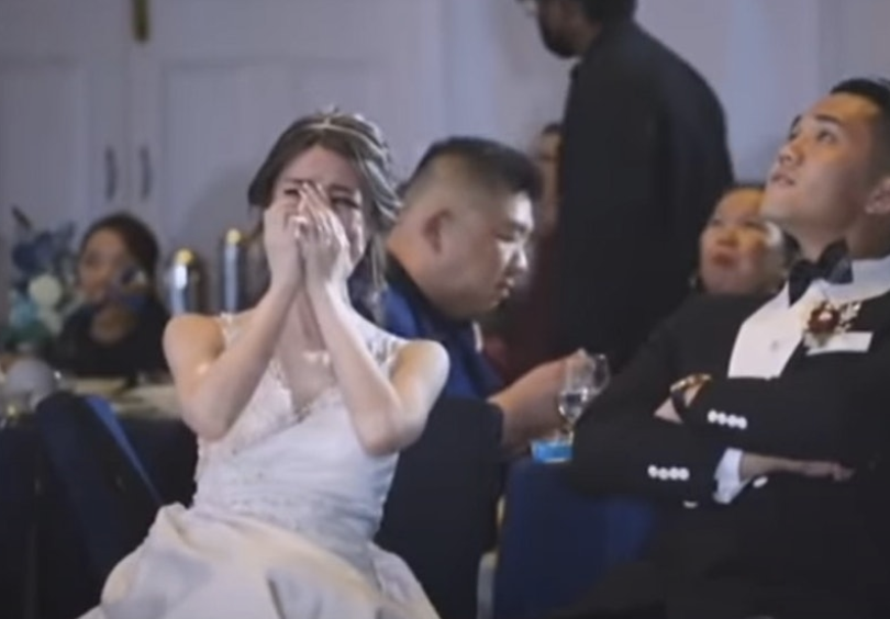 跟型男閨密份屬好友的新娘感動到哭成淚人，不斷拭擦眼淚。