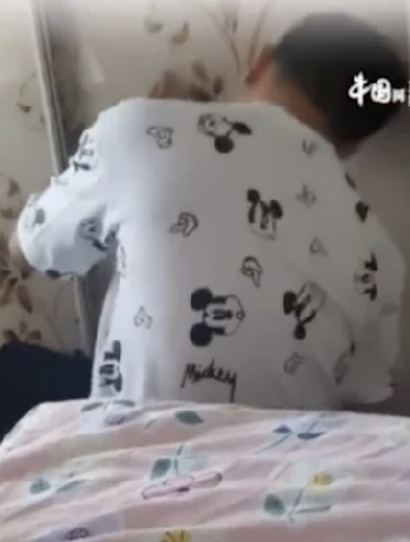 爸爸才教了兒子5分鐘數學就崩潰,內心鬱悶的他只好不斷把頭撞向衣櫃宣洩情緒。