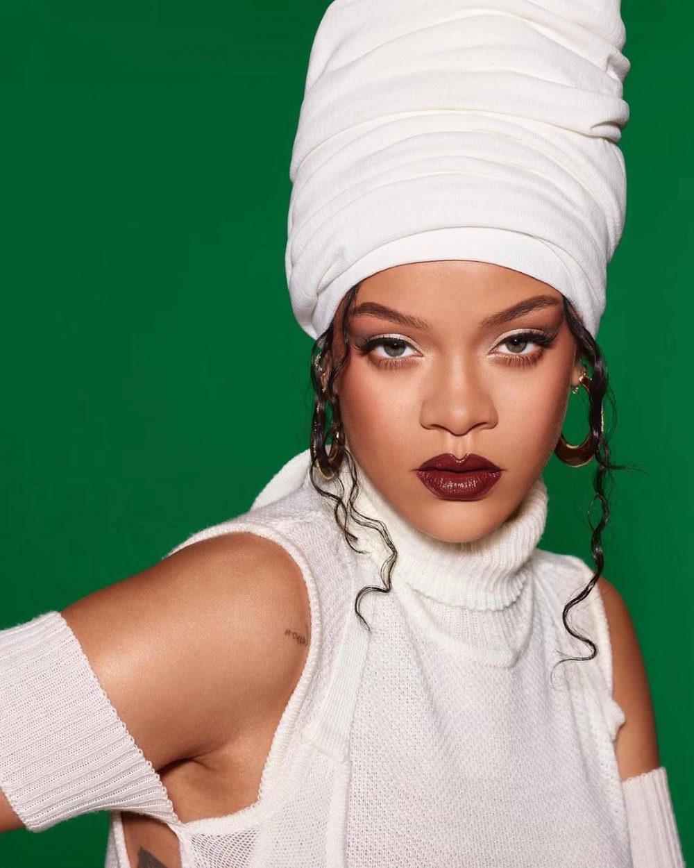 Rihanna親自為自己創立的彩妝品牌Fenty Beauty拍攝畫報。