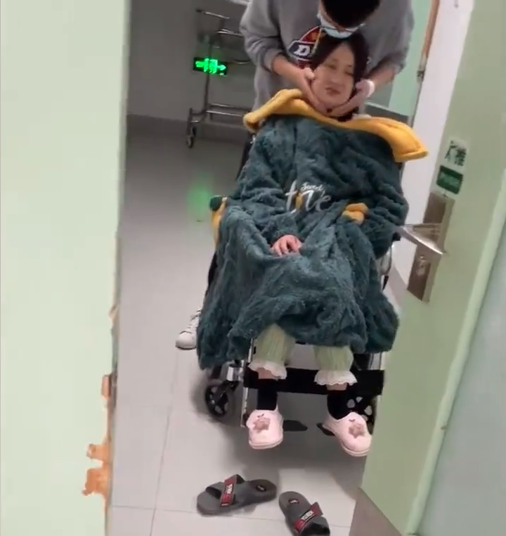 老公捧著老婆的臉安慰。